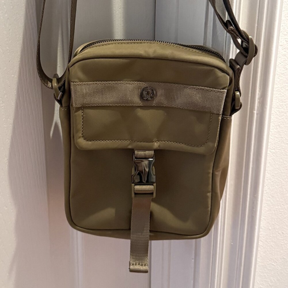 Lululemon 2L Wanderlust Bag NWOT